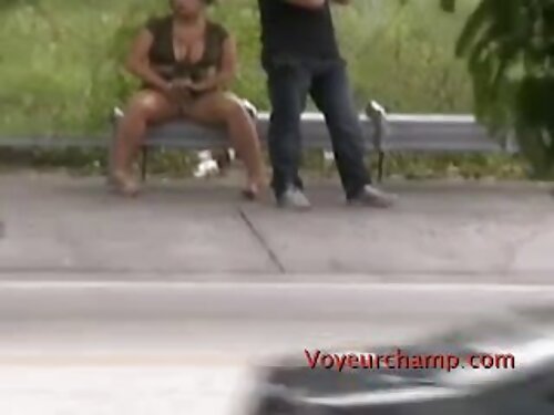 สาวผมดำเล่นกับหีบนโต ...