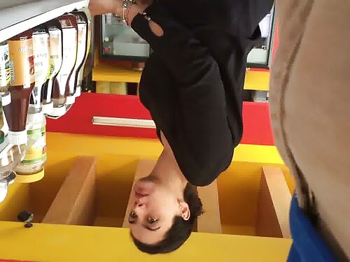 ชายคนนั้นเข้ามาตรงเว ...