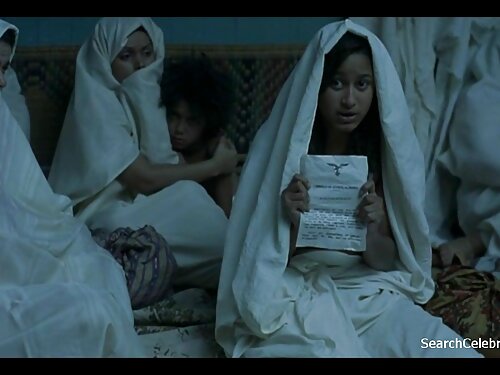 สาวงามจูบริมฝีปากผู้ ...