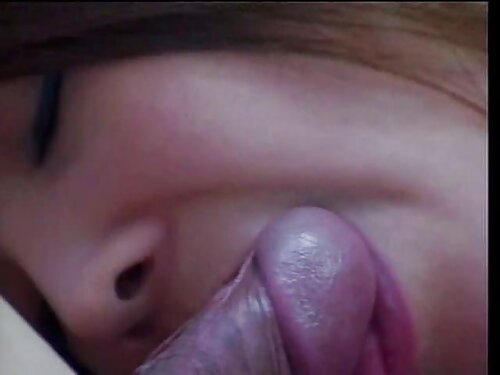 ผู้ชายผิวแทนนั่งลงแล ...