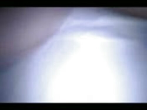 บนโซฟาสีขาวราวหิมะ ว ...