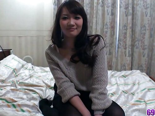 หญิงสาวที่เปลือยและเ ...