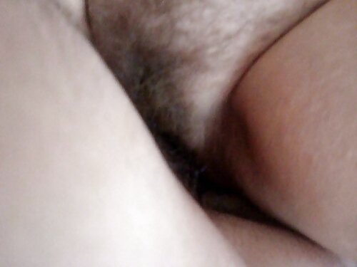 ผู้หญิงสองคนนั่งอยู่ ...