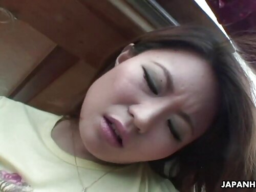 นั่งลงริมสระแล้วสาวๆ ...